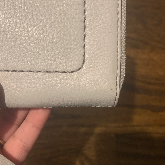 Marc Jacobs Empire City Travel Wallet with Strap light gray - Picture 16 of 16